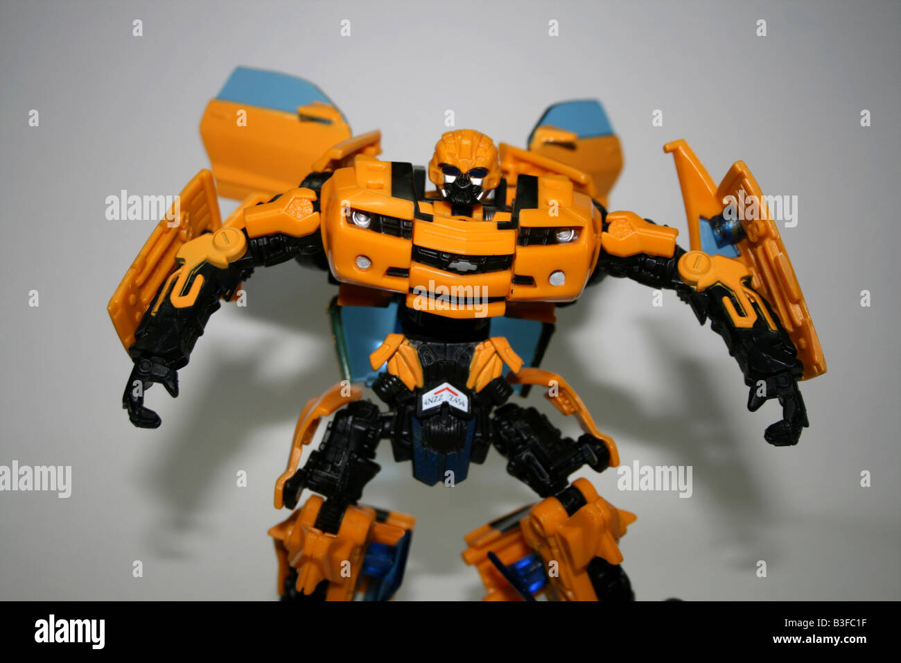Cartoon gira la película Transformers juguetes bumblebee de autobots defienden los seres humanos Fotografía de stock - Alamy
