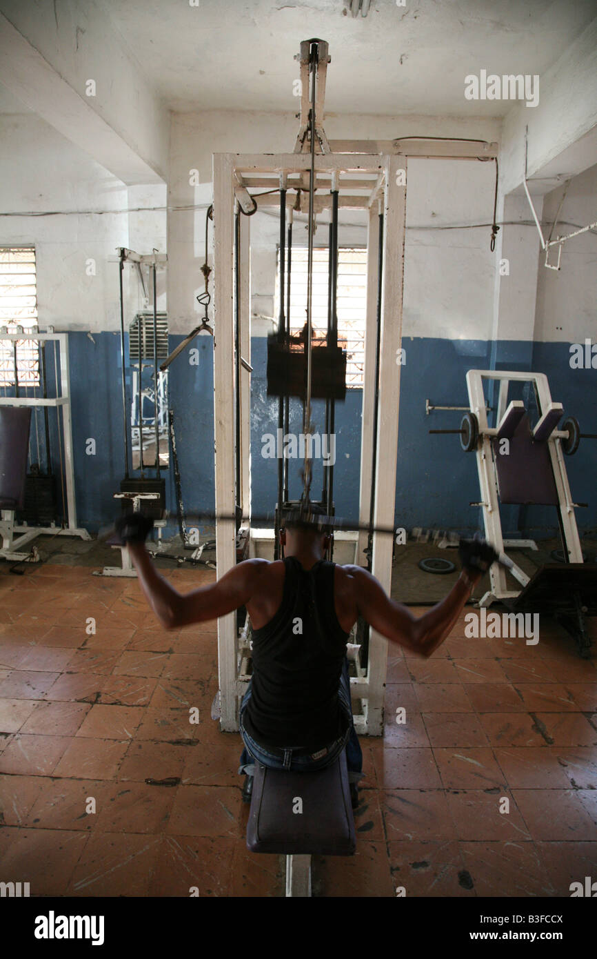 Joven dominicano, ejercitarse en el gimnasio Atlas en Santo Domingo