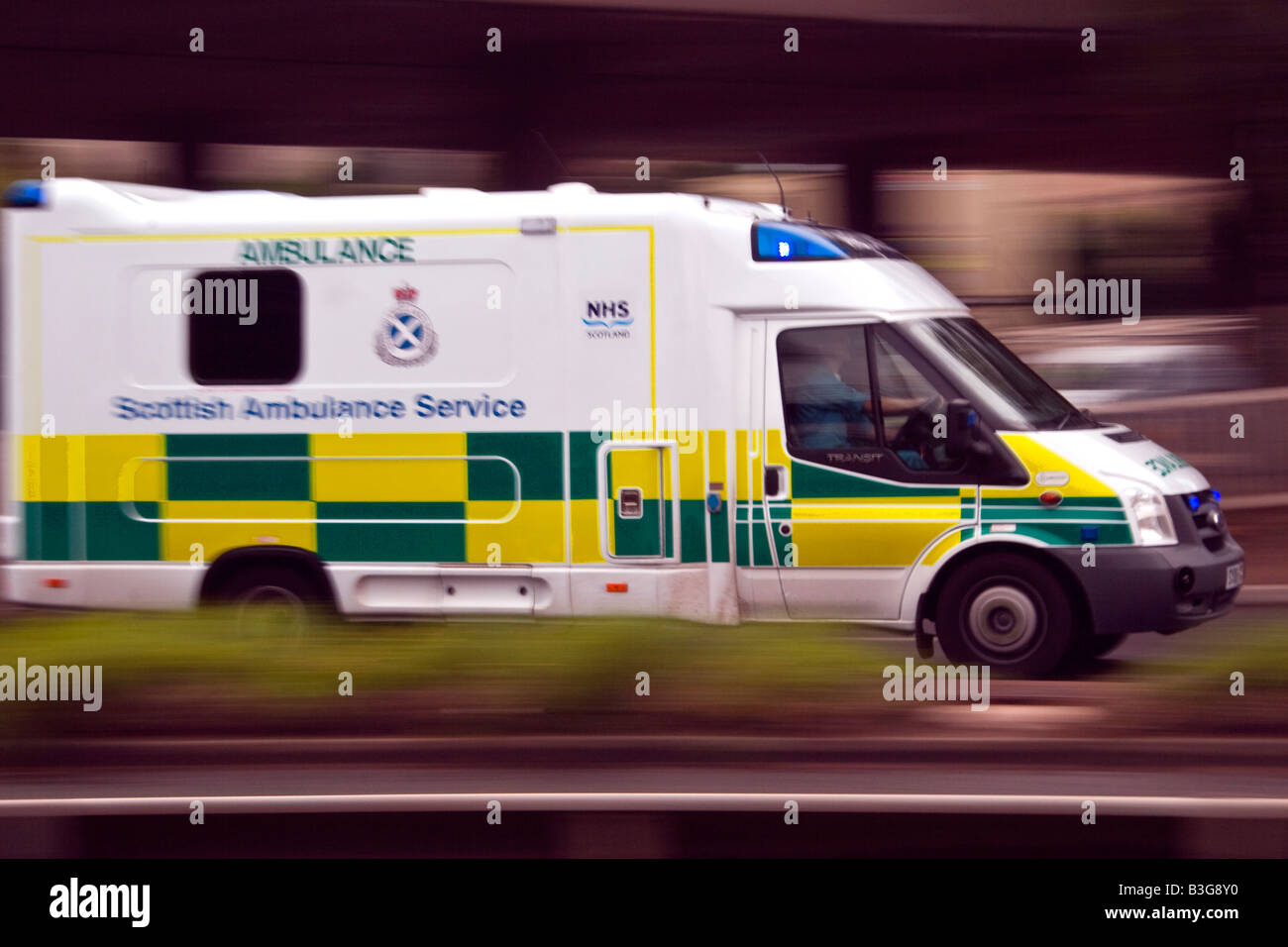 Una ambulancia de emergencia del Servicio Escocés de Ambulancia que responde a alta velocidad a una llamada de emergencia en la ciudad de Dundee, Reino Unido Foto de stock