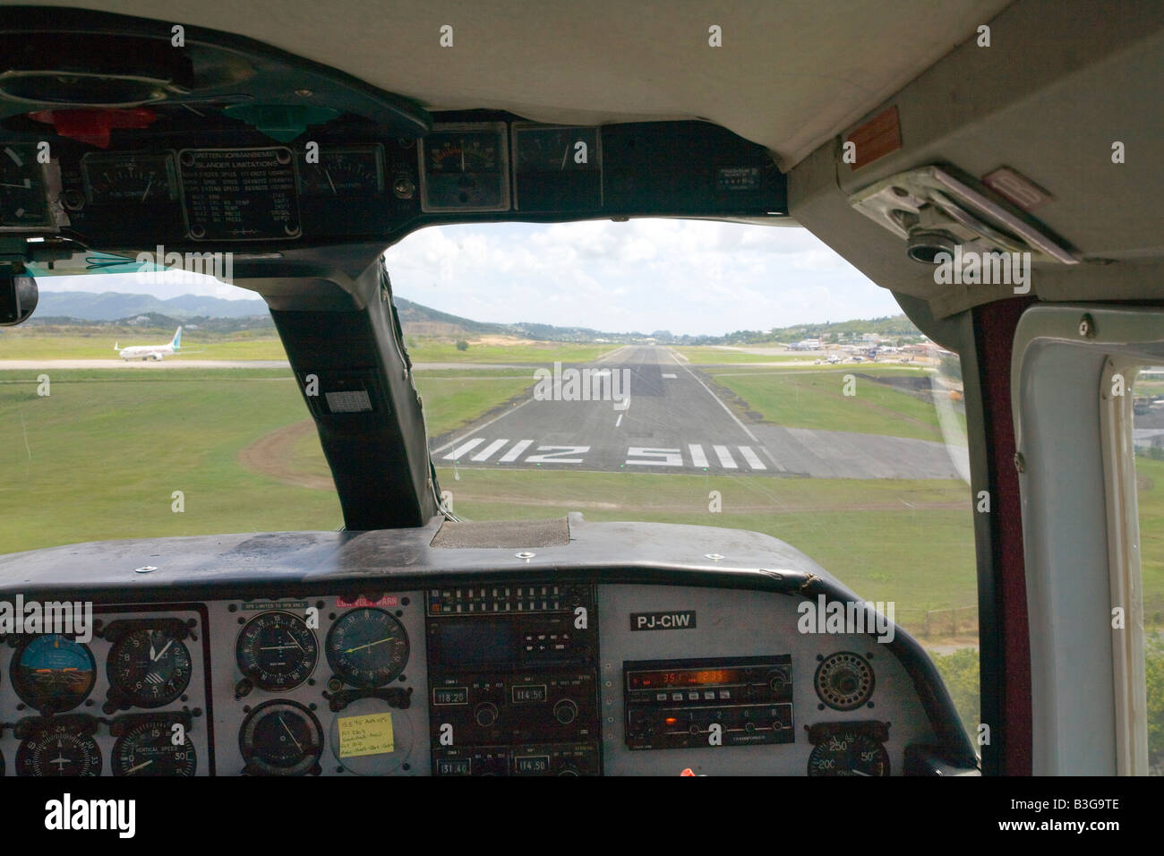 Vista desde la cabina de piloto de co , pequeños aviones que aterrizan en el Aeropuerto de Antigua Foto de stock