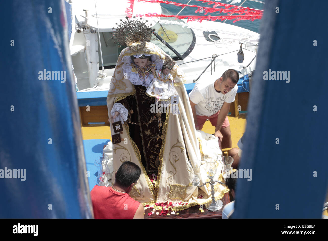 La efigie de Nuestra Señora del Carmen, patrona de los pescadores españoles es cargado en un arrastrero fiesta en Playa San Juan, Santa Cruz de Tenerife Foto de stock