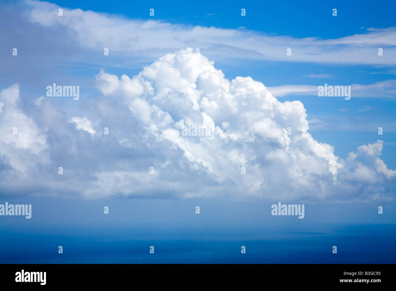 Cumulous Nubes tomadas desde un avión a 2000 pies Foto de stock