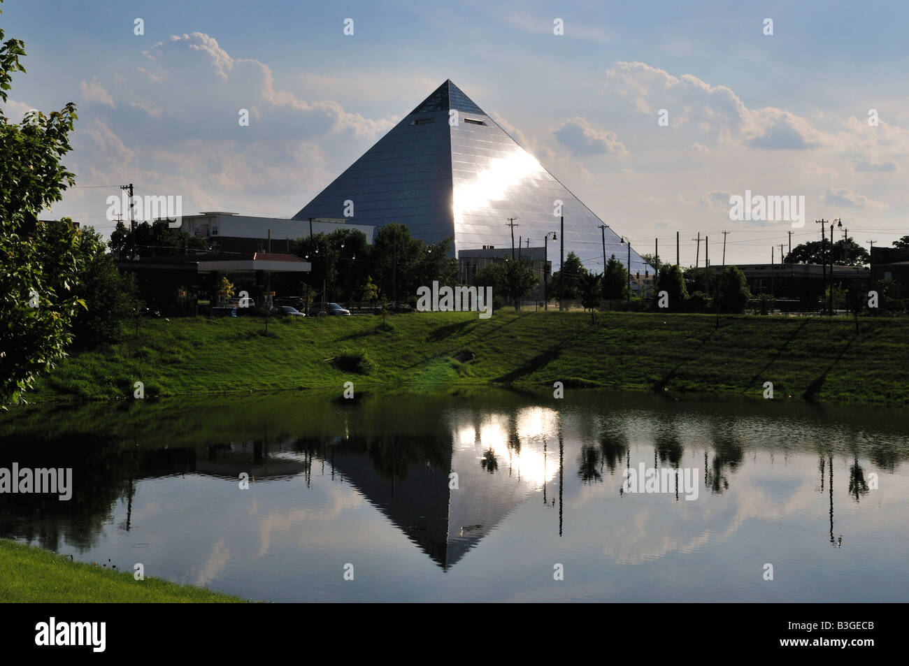 Reflejo de la pirámide Arena en un estanque en una soleada tarde de verano en el centro de Memphis, TN, USA. Foto de stock