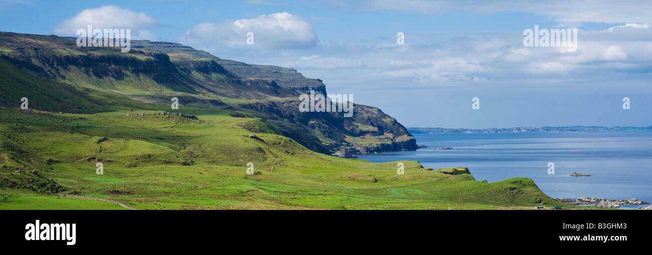 Las verdes colinas y abruptos acantilados que se elevan por encima de Loch Na Keal, Isle Of Mull, Escocia Foto de stock