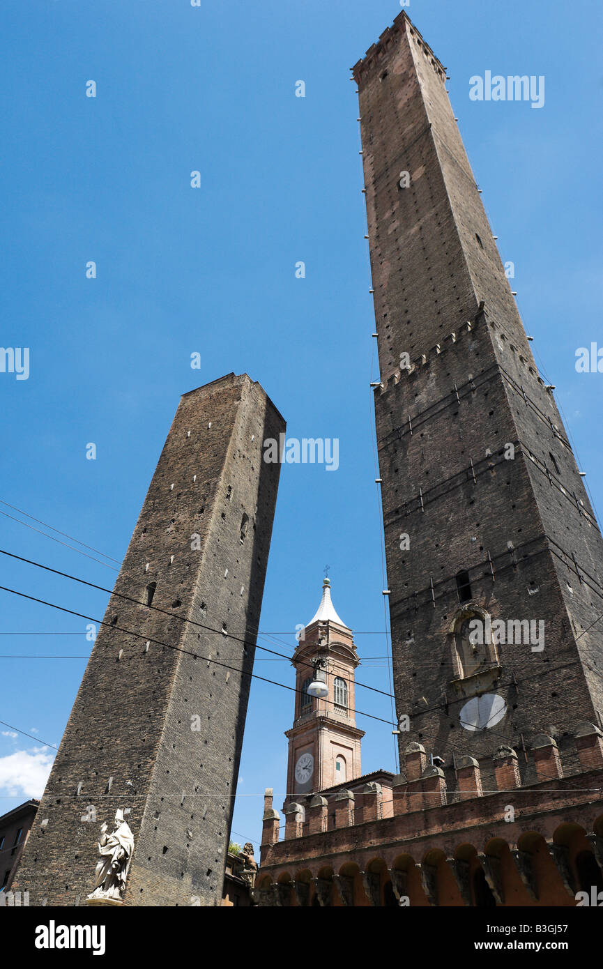 Le Due Torri (Las Dos Torres) al final de la Via Rizzoli, Piazza di Porta Ravegnana, Bolonia, Emilia Romagna, Italia Foto de stock