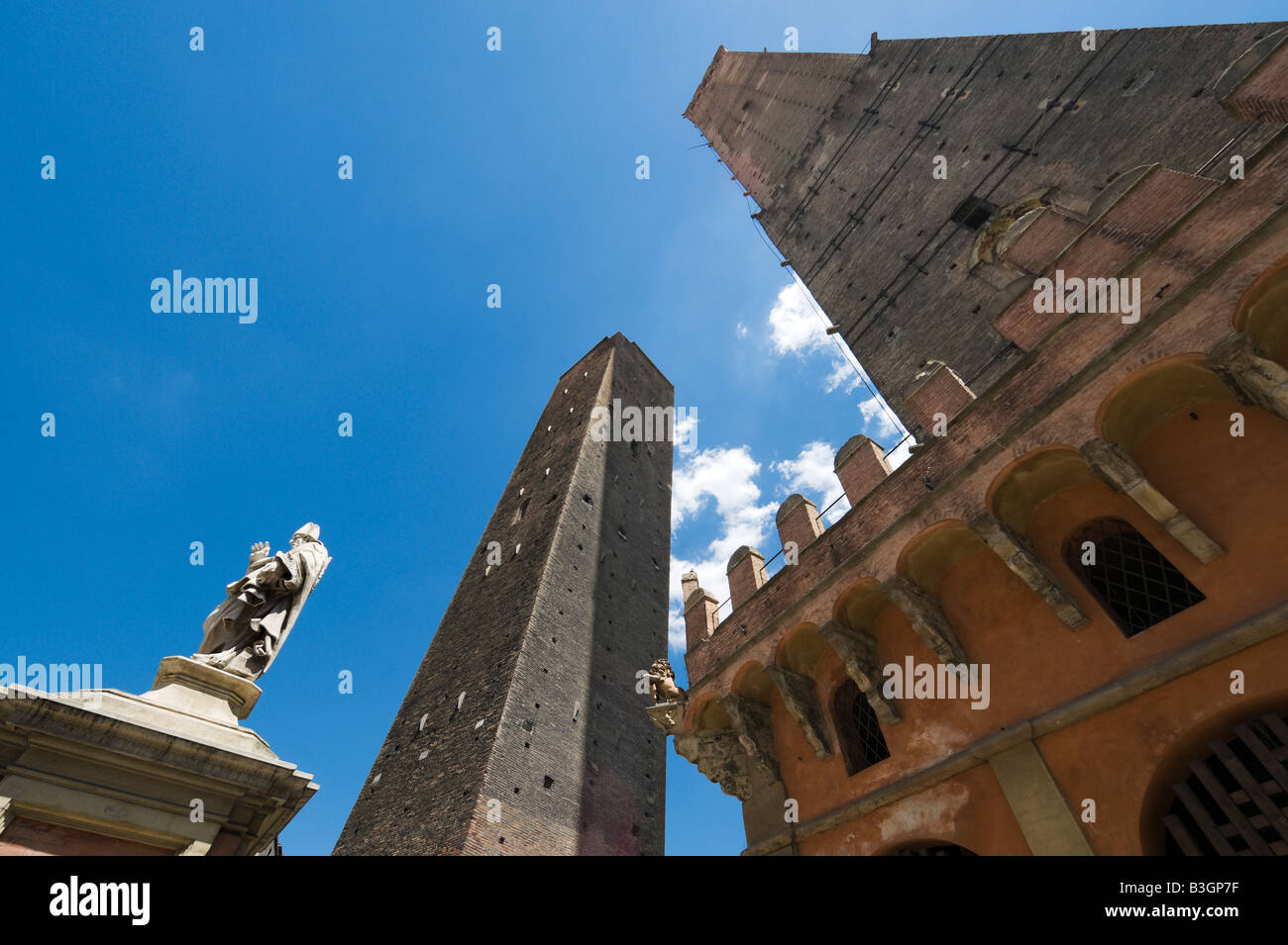 Le Due Torri (Las Dos Torres) al final de la Via Rizzoli, Piazza di Porta Ravegnana, Bolonia, Emilia Romagna, Italia Foto de stock