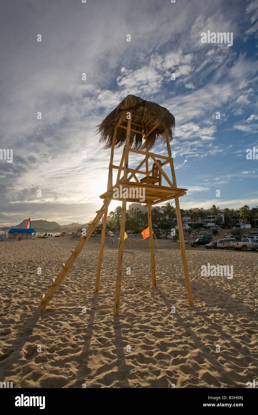 La torre-mirador vacía sobre arena. Foto de stock