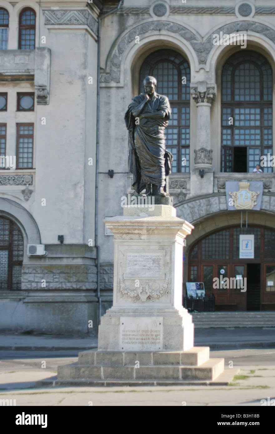 La estatua del poeta romano Publius Ovidius Naso (Ovid) en Constanta, Rumania Foto de stock