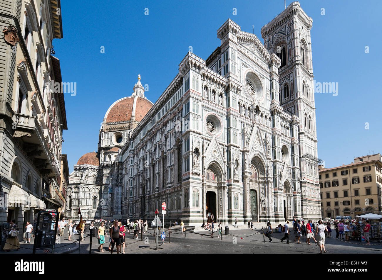 La Basílica di Santa Maria del Fiore (el Duomo) y el campanario de Giotto, la Plaza de San Giovanni, Florencia, Toscana, Italia Foto de stock