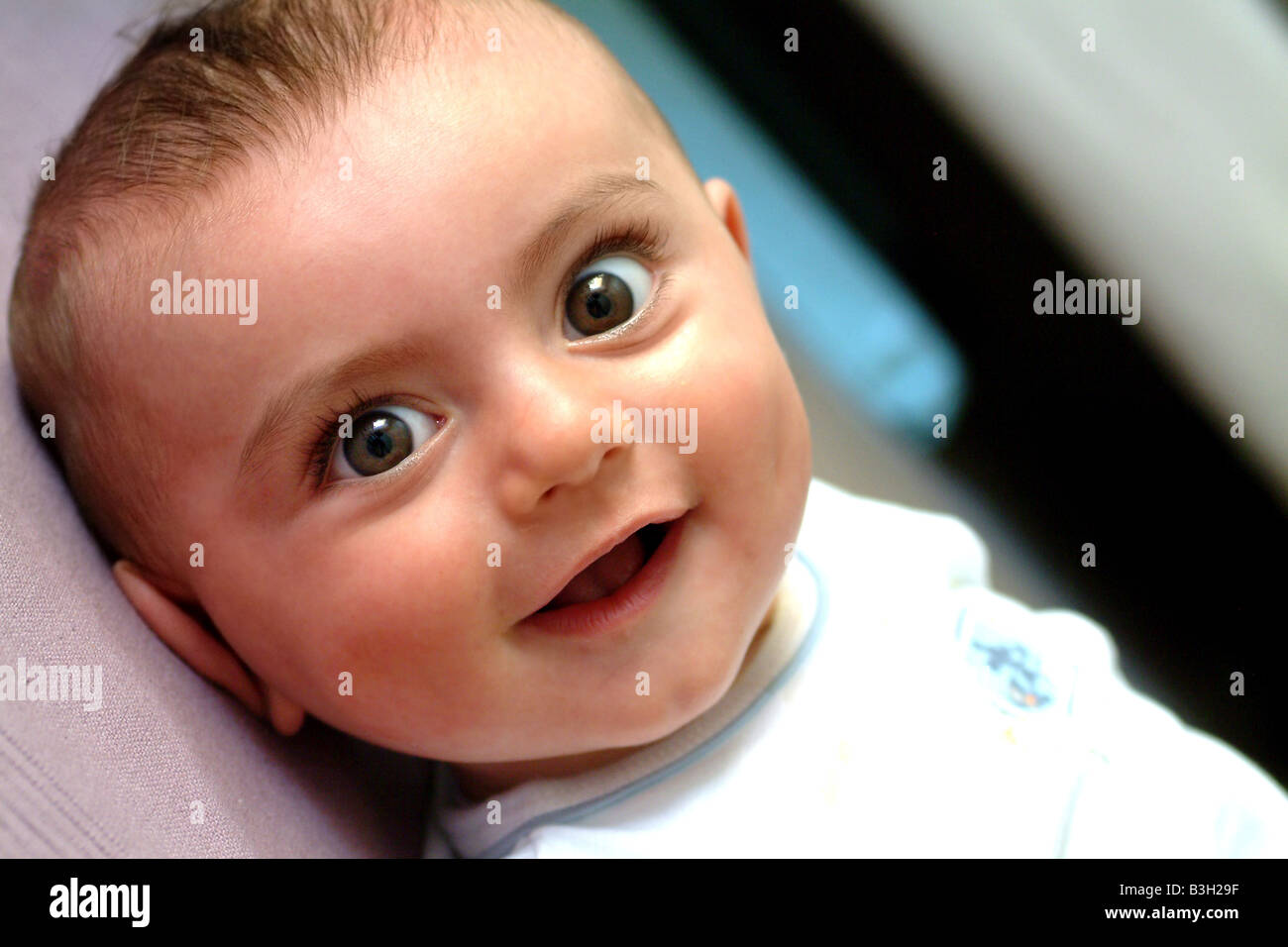 Un adorable bebe Niño sonriendo Foto de stock