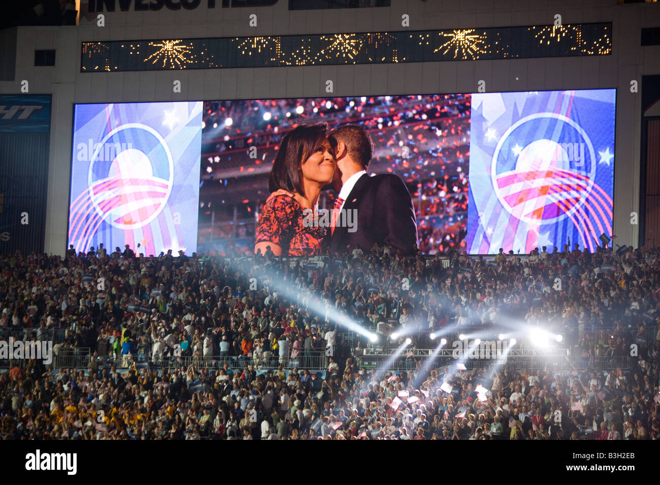 Barack y Michelle Obama abrazar después de su discurso en el estadio Invesco indicando el final de la Convención Nacional Democrática Foto de stock