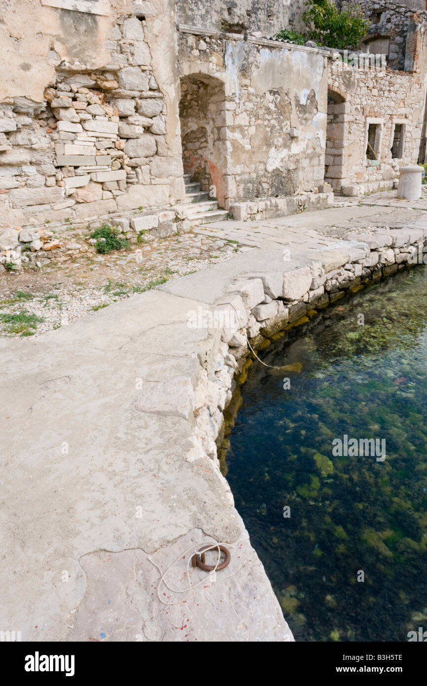 Descuidado y mayormente podrida casa de piedra cerca del mar, Tribanj Lisarica en Dalmacia, Croacia Foto de stock