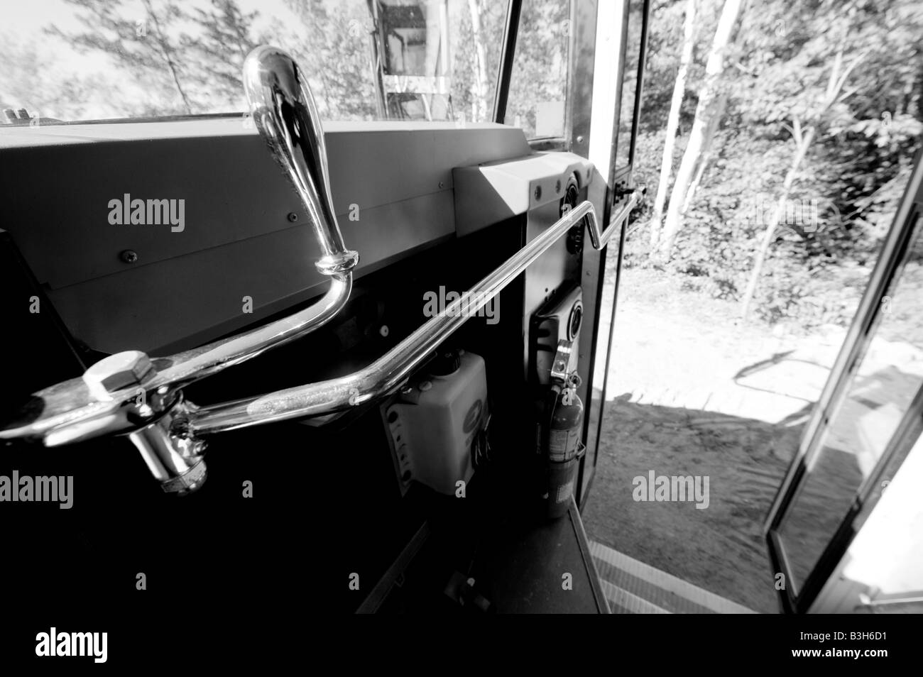 La palanca de la puerta de metal de plata utilizado por los conductores de  autobús para abrir las puertas delanteras para estudiantes Fotografía de  stock - Alamy