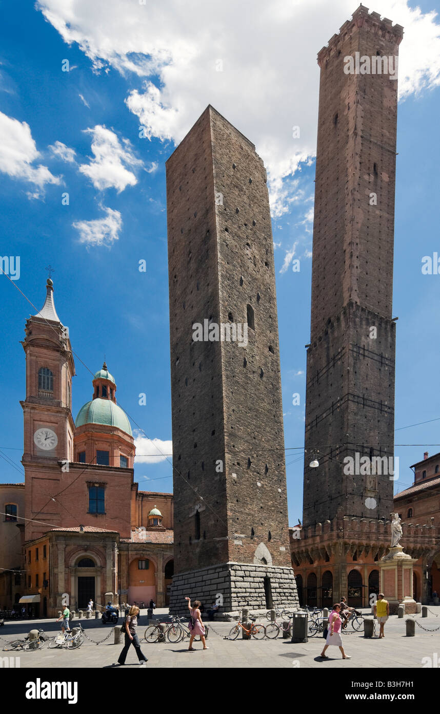 Le Due Torri (Las Dos Torres) al final de la Via Rizzoli, Piazza di Porta Ravegnana, Bolonia, Emilia Romagna, Italia Foto de stock