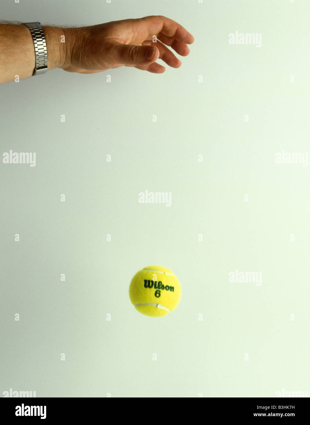 Una pelota de tenis que cae Foto de stock