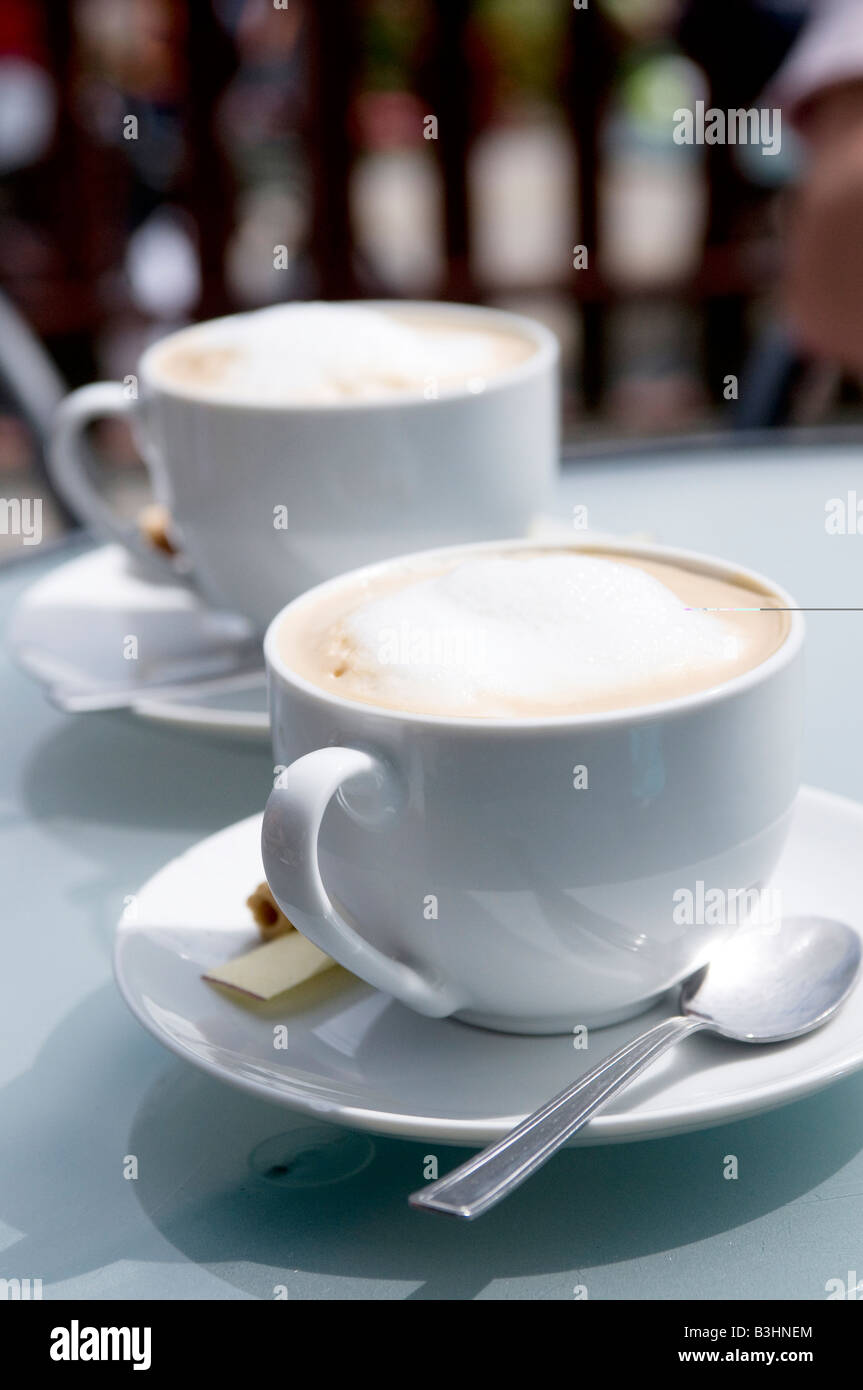 Dos tazas de café en la mesa de restaurante al aire libre Fotografía de  stock - Alamy