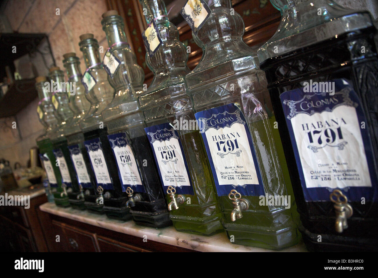 Perfumes hechos a mano en la pantalla en La Habana antigua perfumería, La  Habana 1791, en Cuba Fotografía de stock - Alamy