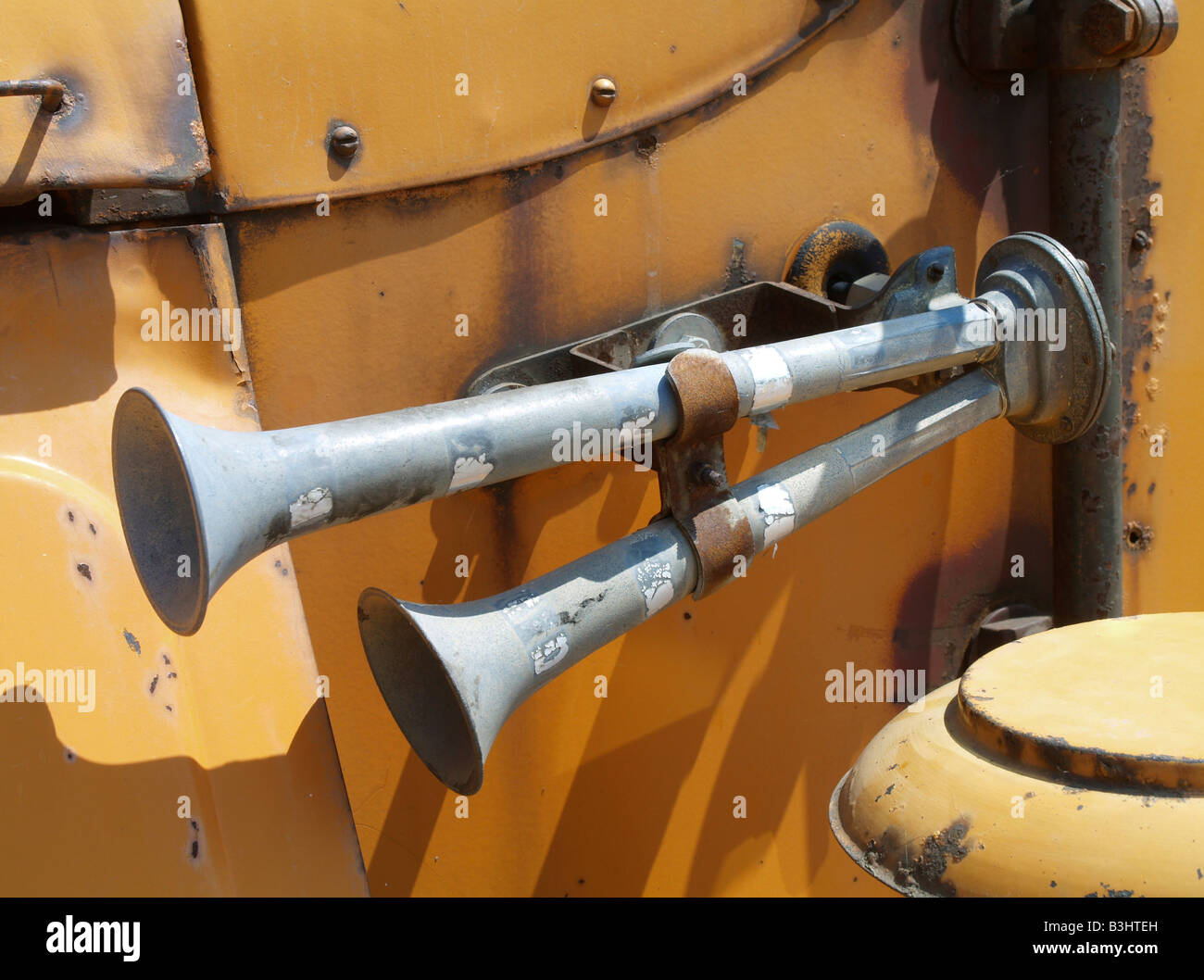 La bocina de un camión oldtimer para minería superficial Fotografía de  stock - Alamy