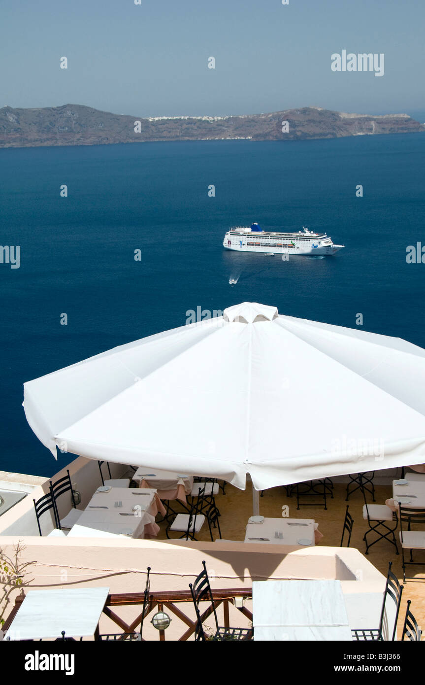 La isla griega de Santorini cyclades caldera crucero en la vista del puerto desde el Café Taberna thira Grecia Foto de stock