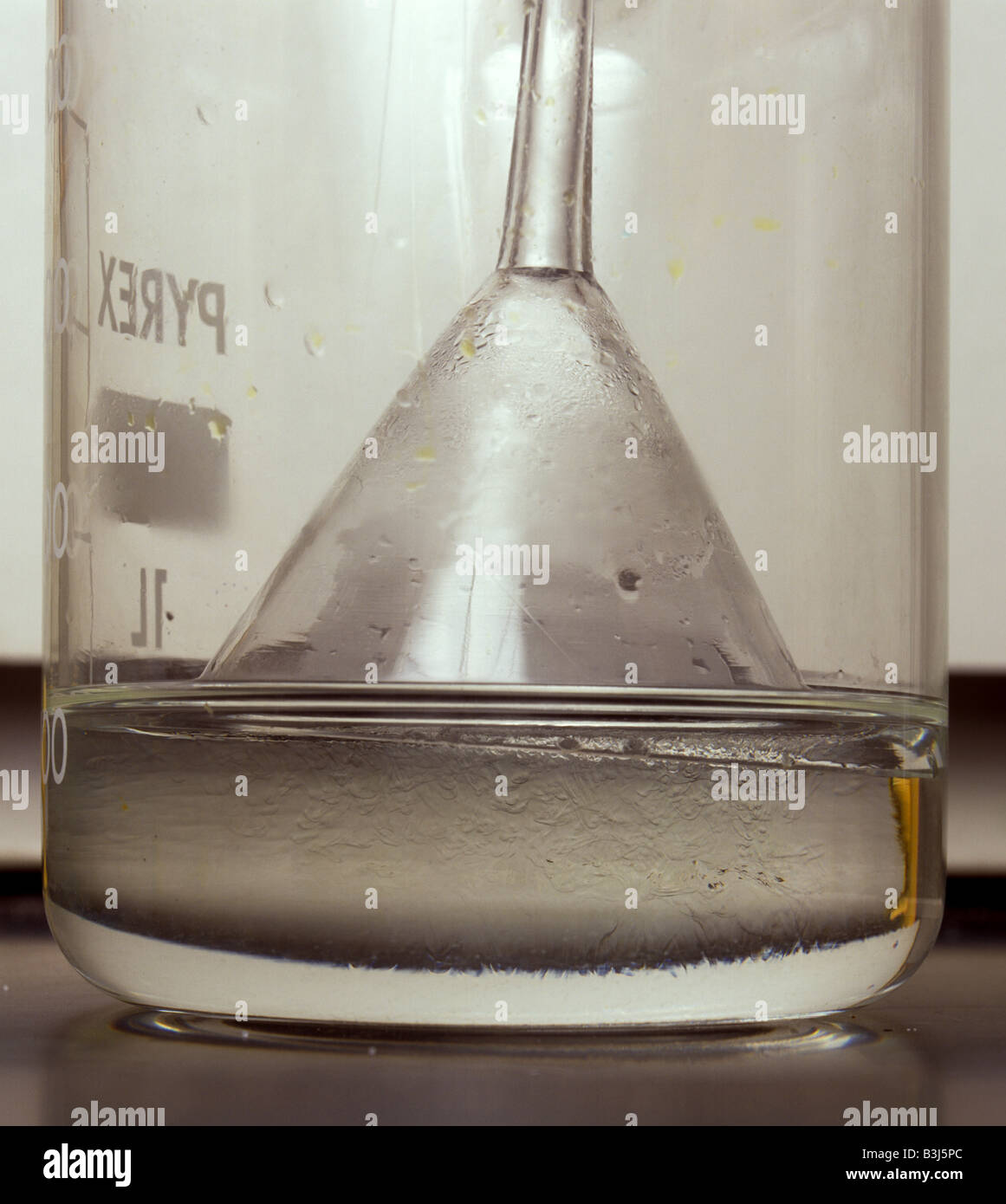 Primer plano de preparación de ácido clorhídrico por disolución de cloruro de hidrógeno en el agua Foto de stock