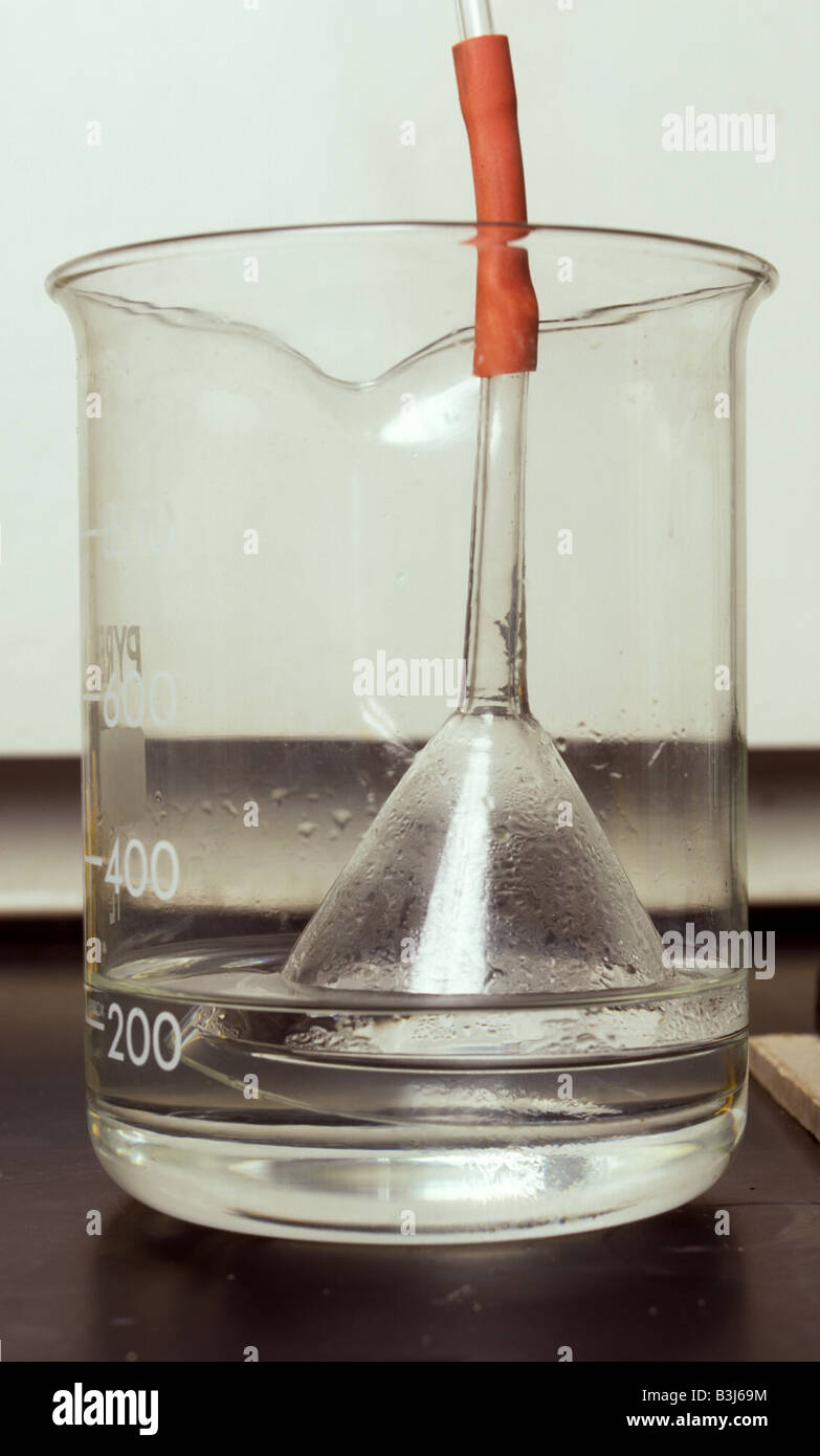 Preparación de ácido clorhídrico por disolución de cloruro de hidrógeno en el agua Foto de stock