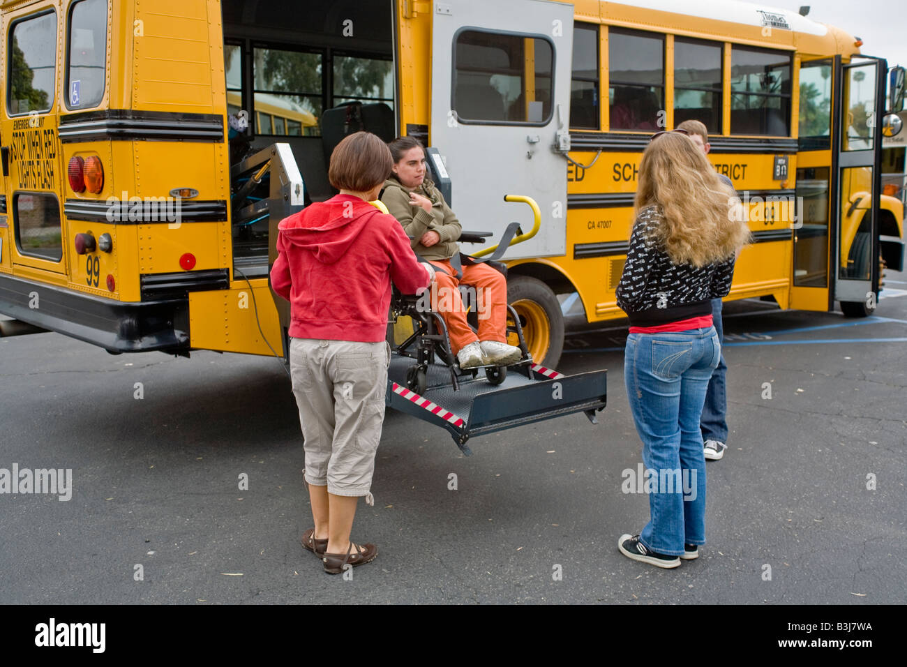 Handicapped school bus fotografías e imágenes de alta resolución - Alamy