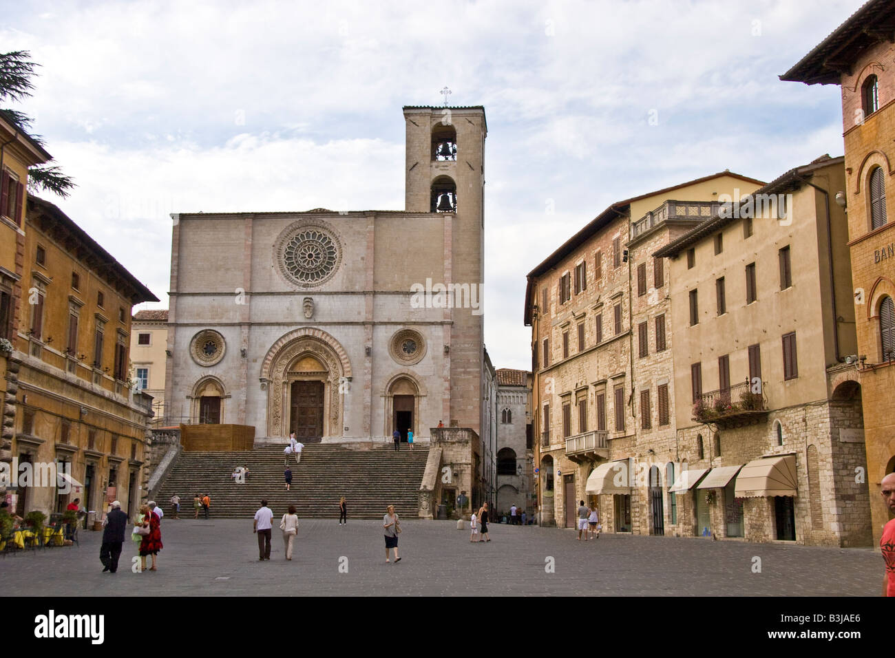 Catedral de Santa Maria Assunta Todi Perugia Umbria Italia Piazza del Popolo plaza rosetón cruz latina de fachada blanca, Foto de stock