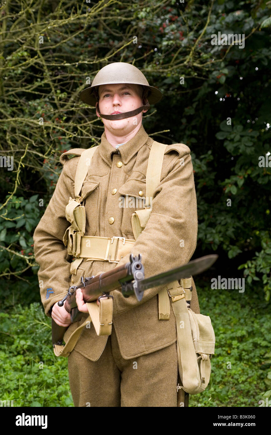 Un miembro de una sociedad de reconstrucción histórica lleva el uniforme de  un soldado británico de la primera guerra mundial Fotografía de stock -  Alamy