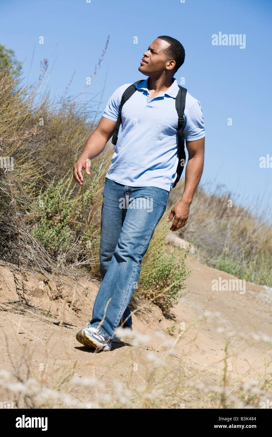 Hombre caminando en la ruta a la playa Foto de stock