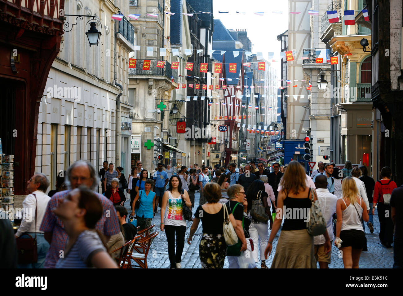 Julio 2008 - gente caminando a lo largo de Gros Horloge la calle principal de vieja Rouen Normandía Francia Foto de stock