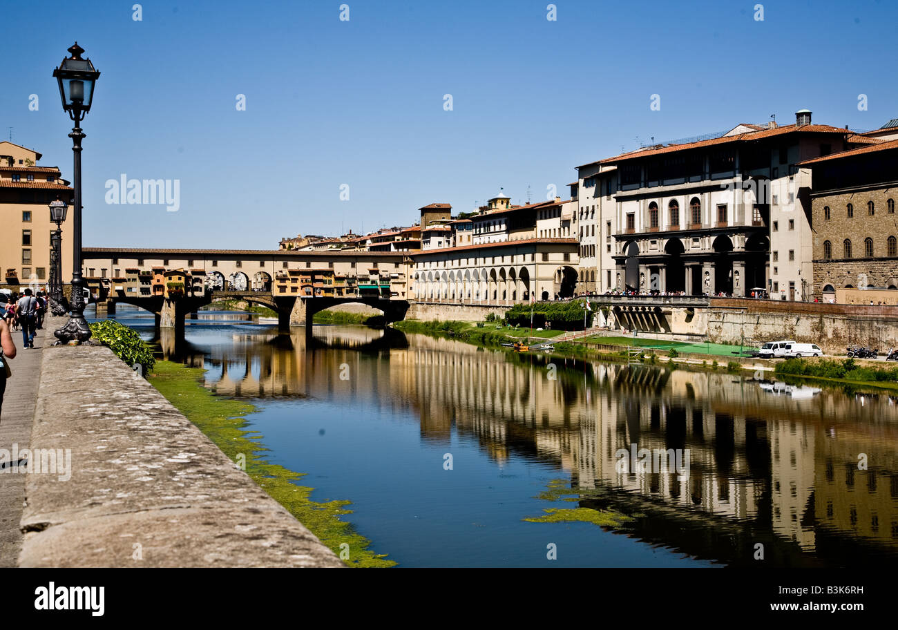 El Ponte Vecchio, el puente antiguo que es una calle comercial a través del fiume Arno Foto de stock