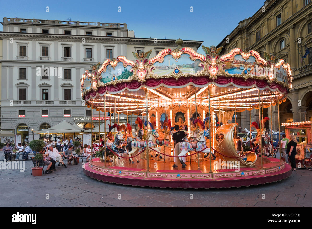 Carrusel en la Piazza della Republica, Florencia, Toscana, Italia Foto de stock