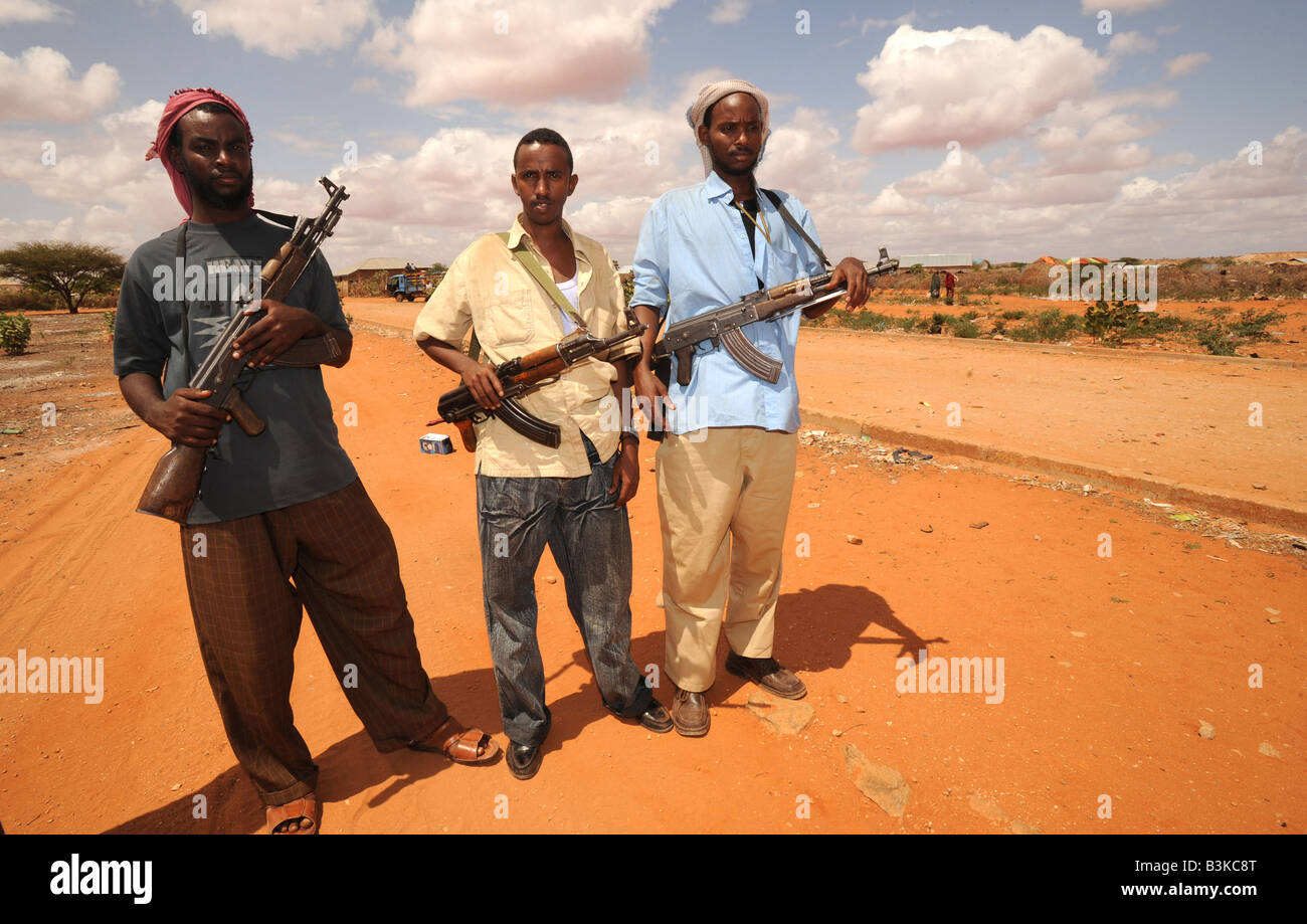 Milicianos somalíes en el lado Somalí de la frontera con Kenya, cerca de la ciudad de Bulla Howa Foto de stock