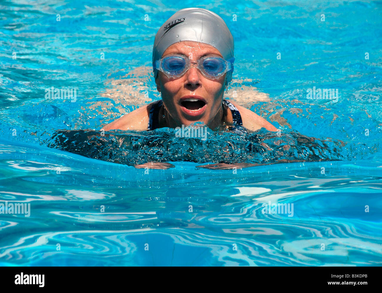 Mujer nadadora en un gorro de natación vestidos gafas y listo para nadar