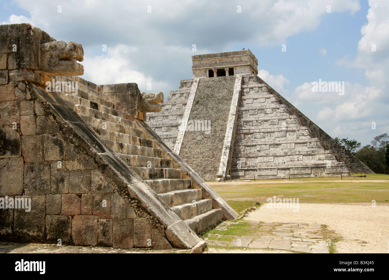 La plataforma de Venus y la Pirámide del Castillo (El Castillo) o el templo pirámide de Kukulcán, Chichen Itza, Yucatán, México Foto de stock