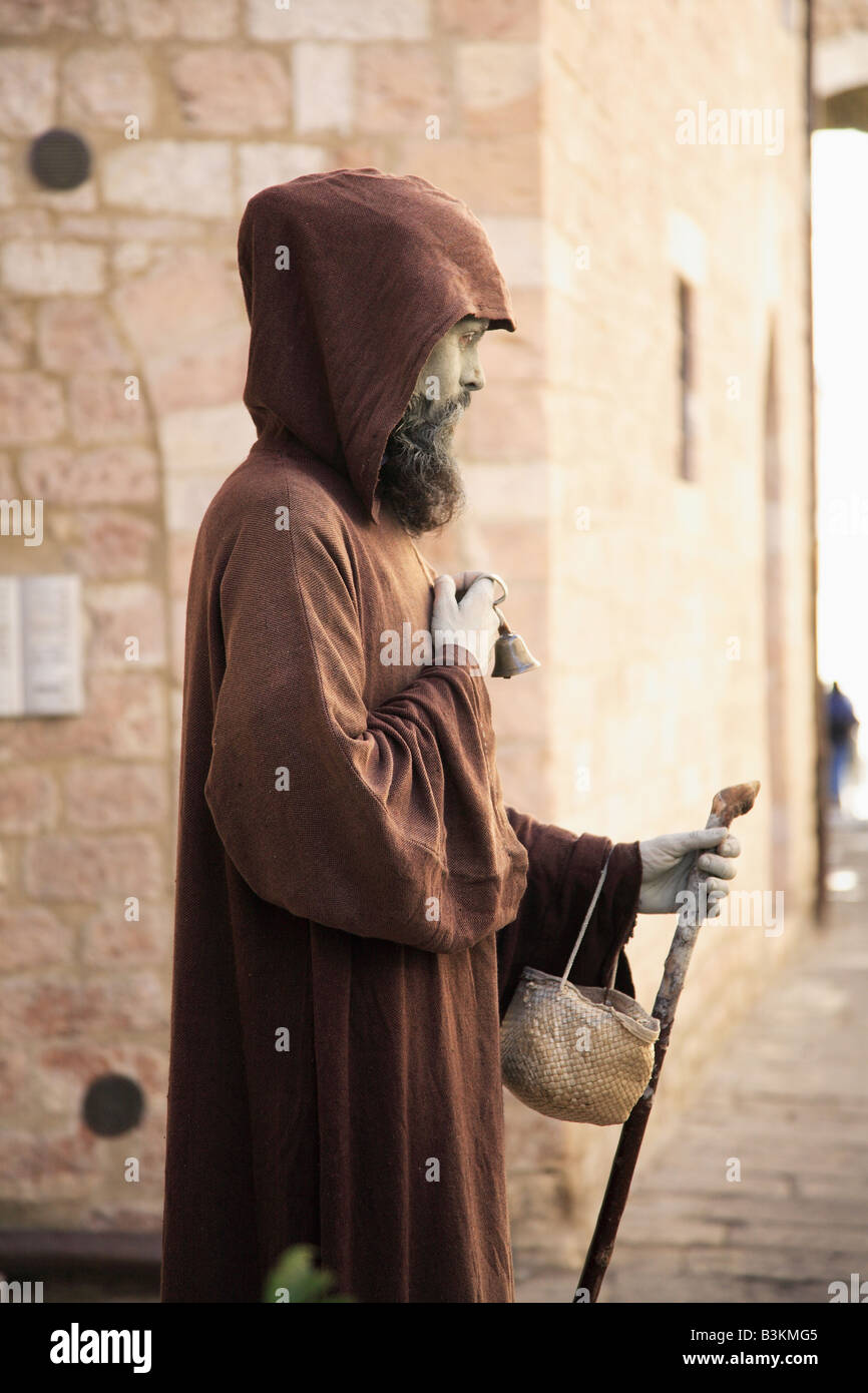 Artista callejero en disfrazar de un monje franciscano de Asís Umbria  Italia Fotografía de stock - Alamy