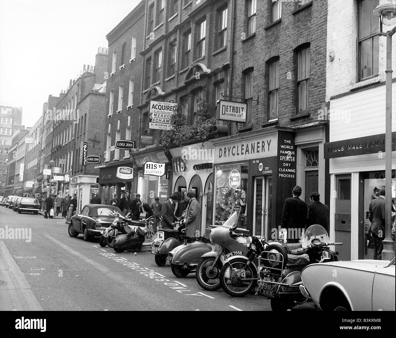 CARNABY Street, Londres, en 1965 como la moda boutiques gradualmente tomó el relevo de las tiendas más tradicionales Foto de stock