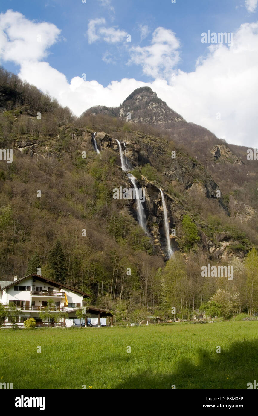 Alpes suizos suiza cascada montañas montaña chalet heidi paisaje pintoresco paisaje espectacular Foto de stock