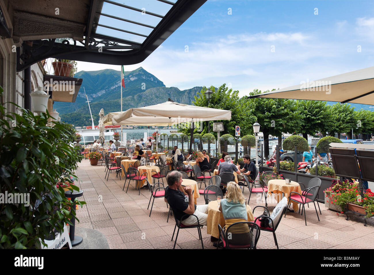 Frente al lago, bar con terraza del Hotel Metropole, Bellagio, Lago de Como, en Lombardía, Italia Foto de stock