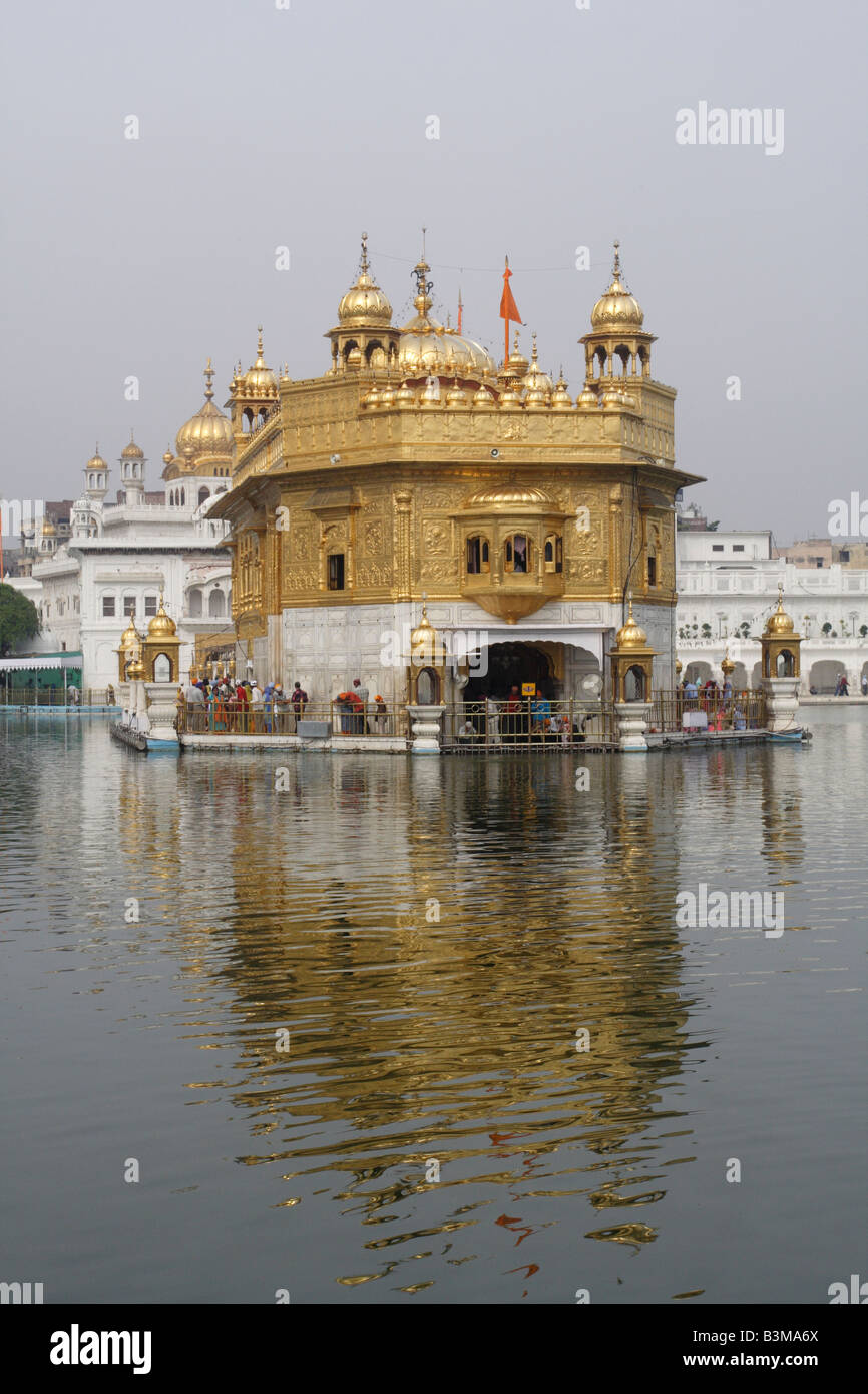 Los peregrinos Sikh emergiendo desde el Templo de Oro de Amritsar, Darbar Sahib Foto de stock