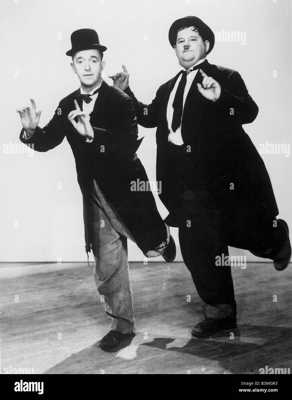 laurel-y-hardy-us-pelicula-comediantes-con-stan-laurel-y-oliver-hardy-a-la-izquierda-b3mgr3.jpg
