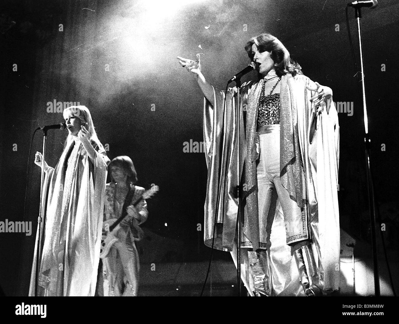 Abba cantar en el escenario en febrero de 1977 Foto de stock