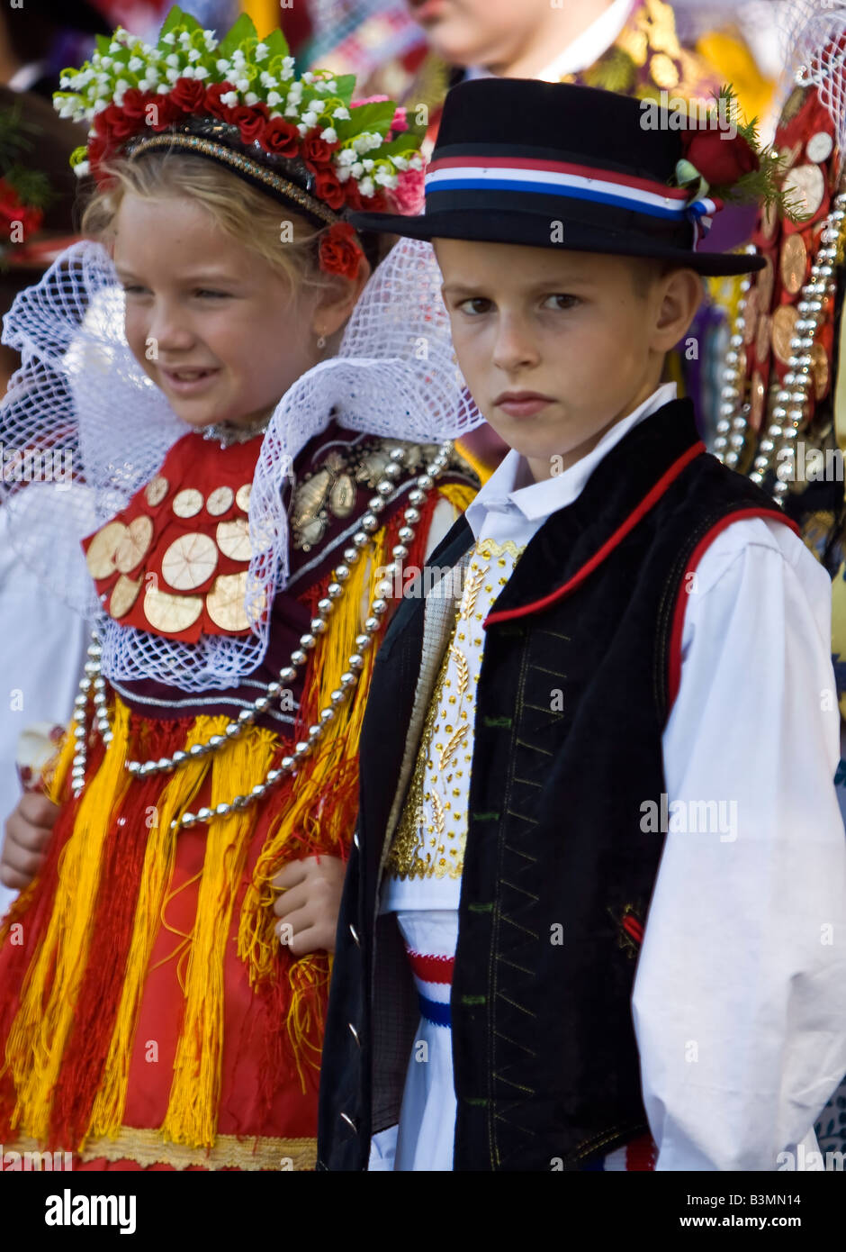 Brodanci, Croacia: chico y chica en el traje tradicional croata Fotografía  de stock - Alamy