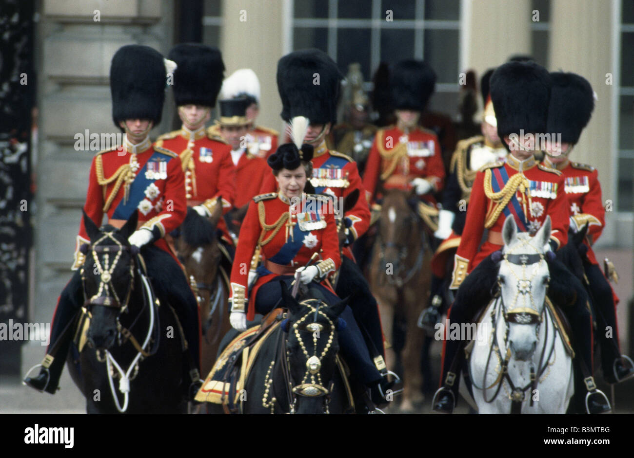 La Reina Isabel II en Trooping el color en 1984 Foto de stock