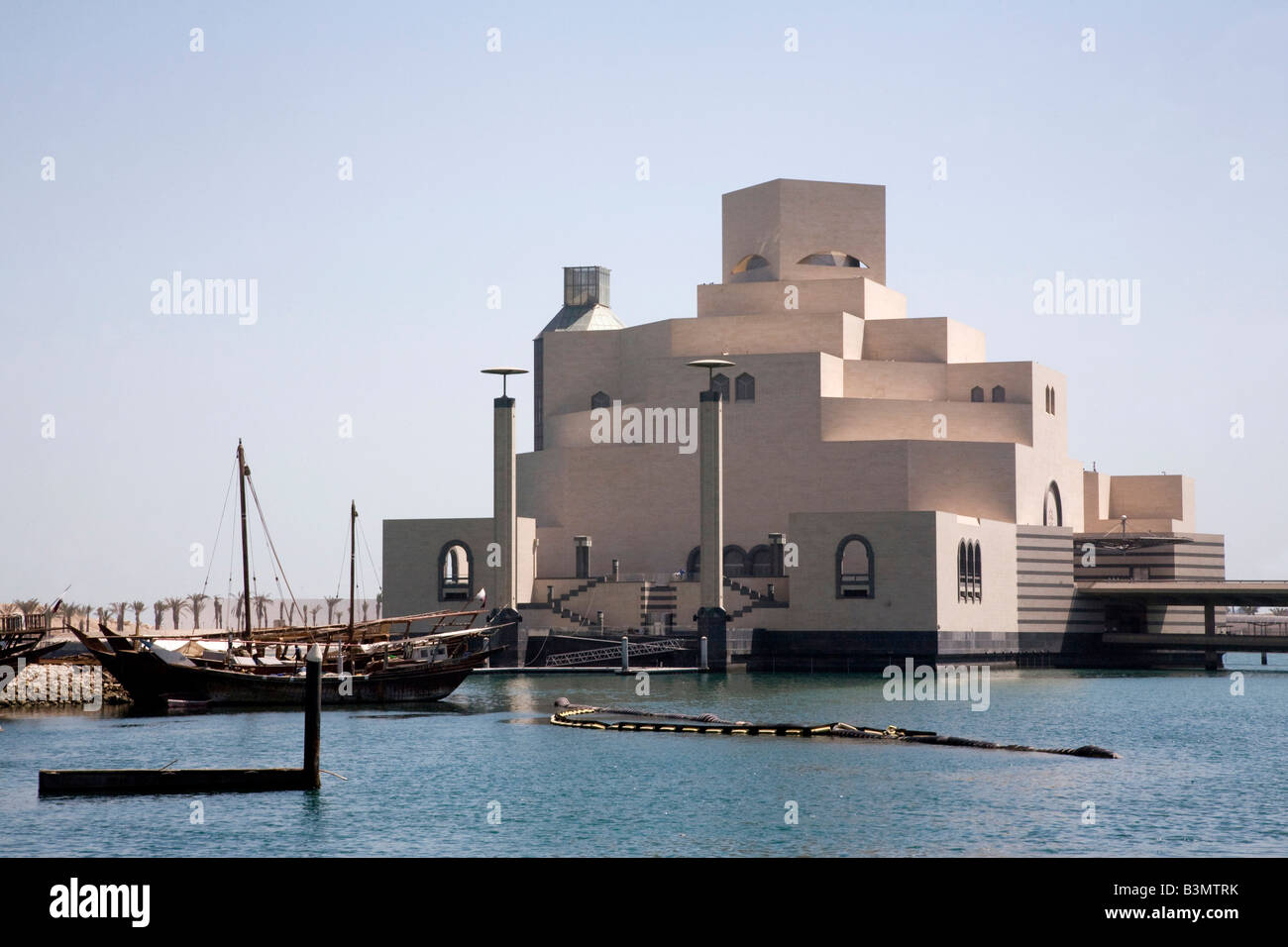 Nuevo Museo de Arte Islámico en la Bahía de Doha Doha Qatar Oriente Medio Golfo Arábigo Skyline Foto de stock