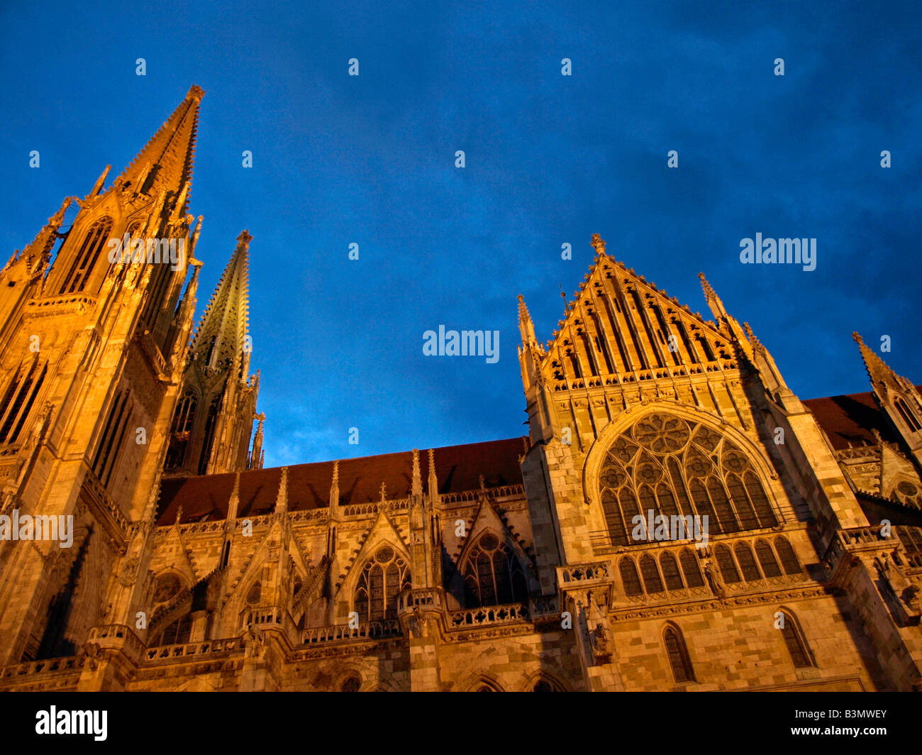 Deutschland, Bayern, Regensburger Dom bei Nacht, la catedral de San Pedro en Regensburg, Baviera, Alemania Foto de stock