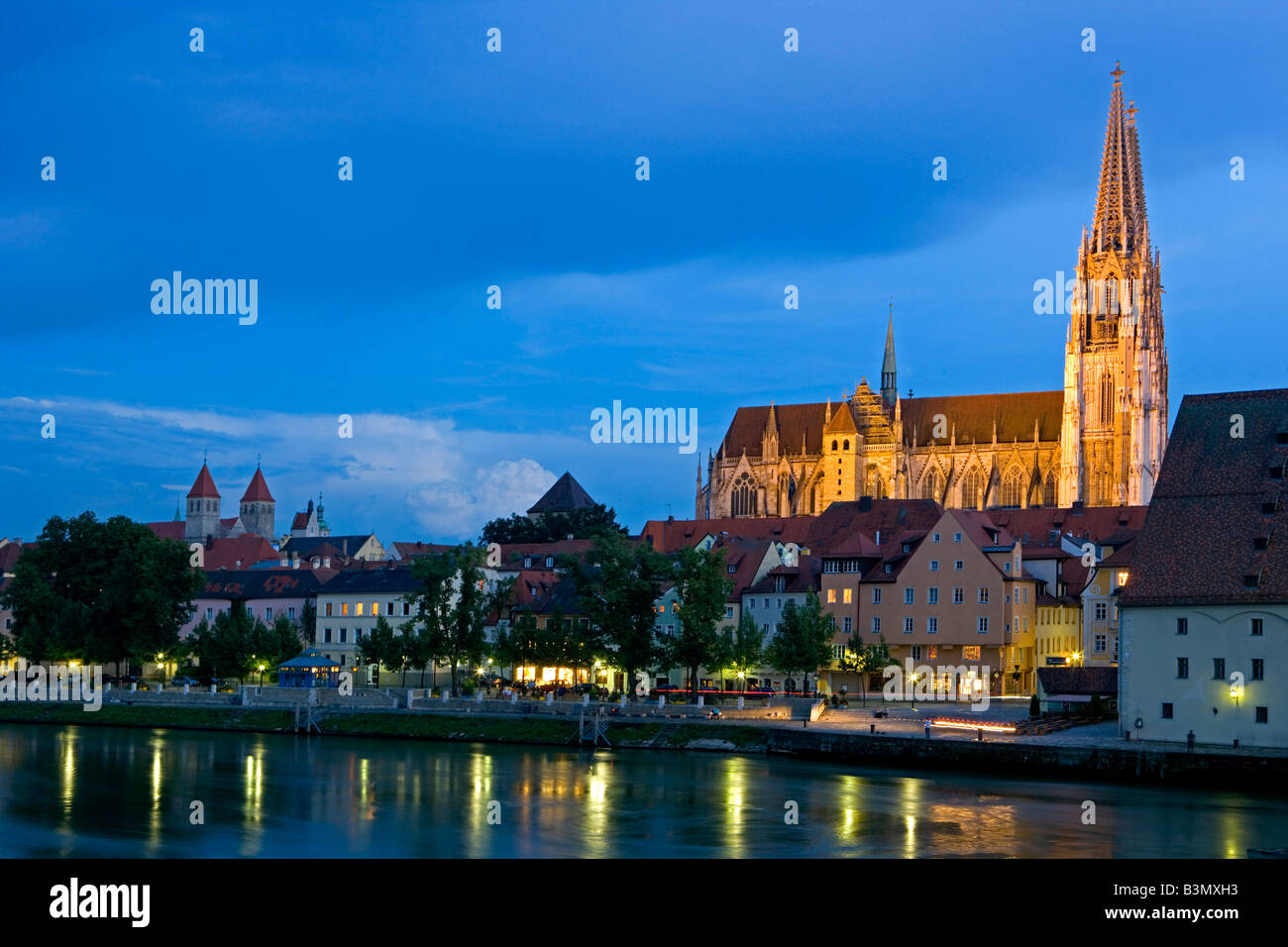 Deutschland, Bayern, Regensburger Dom bei Nacht, el río Danubio y la catedral de San Pedro, Regensburg, Alemania Foto de stock