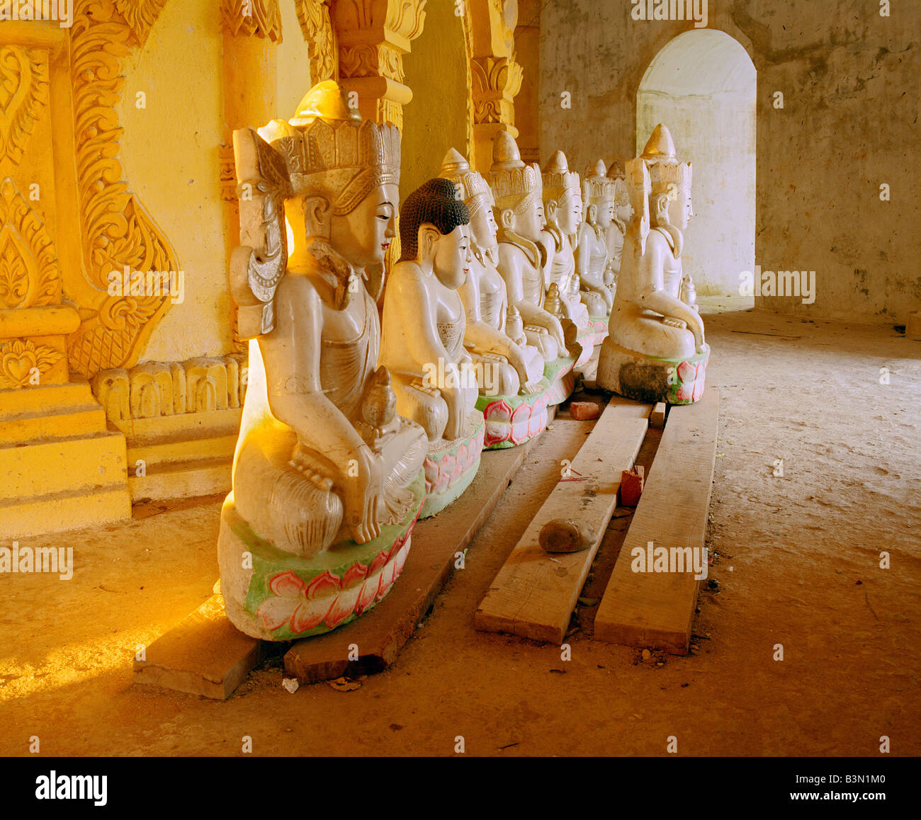8 estatuas de Buda en chino al estilo indio se almacenan en un templo durante el período de la restauración Foto de stock