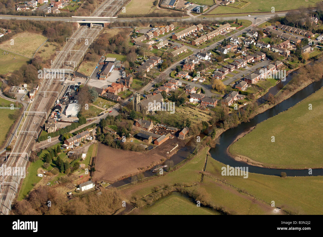Una vista aérea de la aldea de Colwich en Staffordshire mostrando el nudo ferroviario de Río y