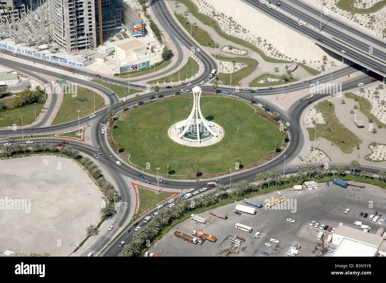 La Perla de Bahrein o monumento Pearl en el centro de una rotonda en Manama.  Fotografía aérea Fotografía de stock - Alamy